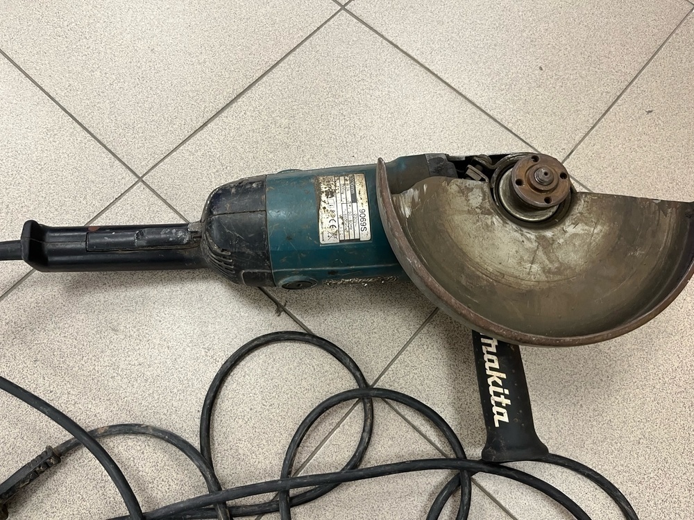 Угловая шлифмашина Makita 9069S