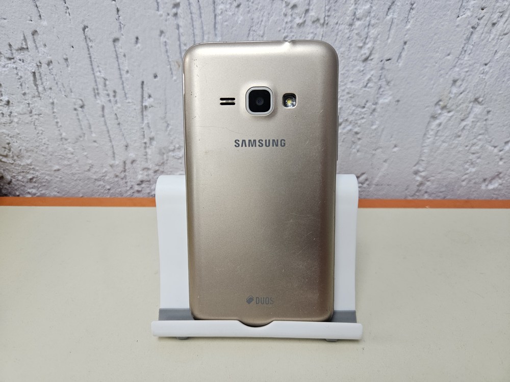 Смартфон Samsung Galaxy J1 2016 1/8