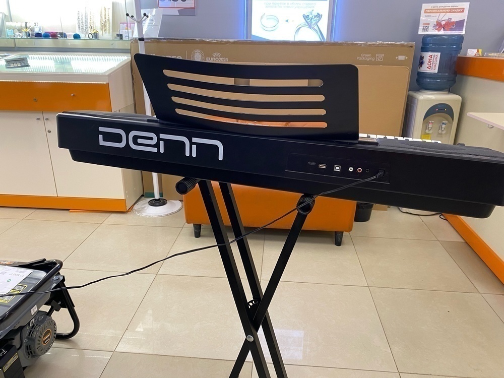 Синтезатор DENN DEK612