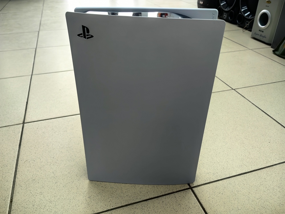 Игровая приставка PlayStation 5 825Gb (С дисководом) Игровая приставка PlayStation 5 825Gb (С дисководом)