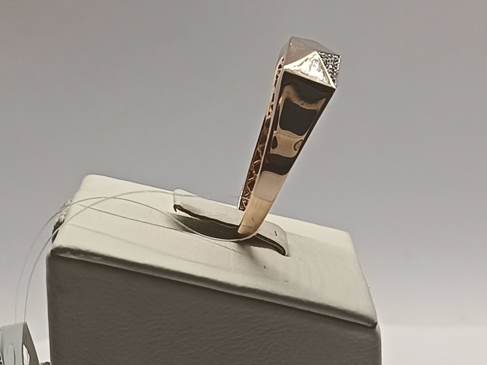 КОЛЬЦО С КАМНЯМИ (Au 585)