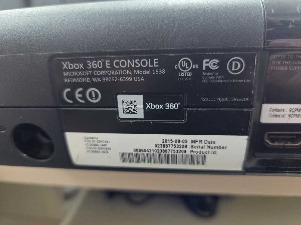 Игровая приставка Xbox 360;