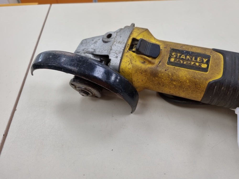 Угловая шлифмашина Stanley STGS7125