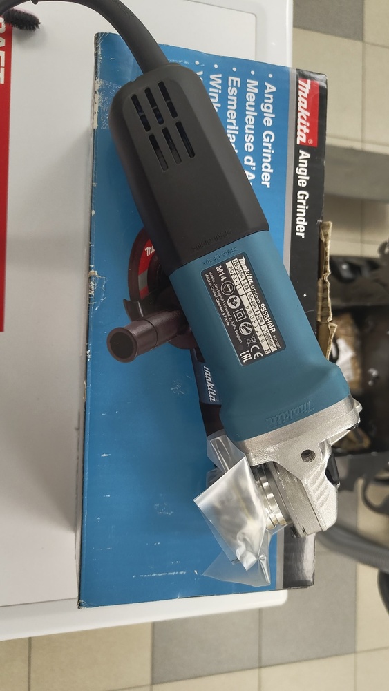 Угловая шлифмашина Makita 9558HN