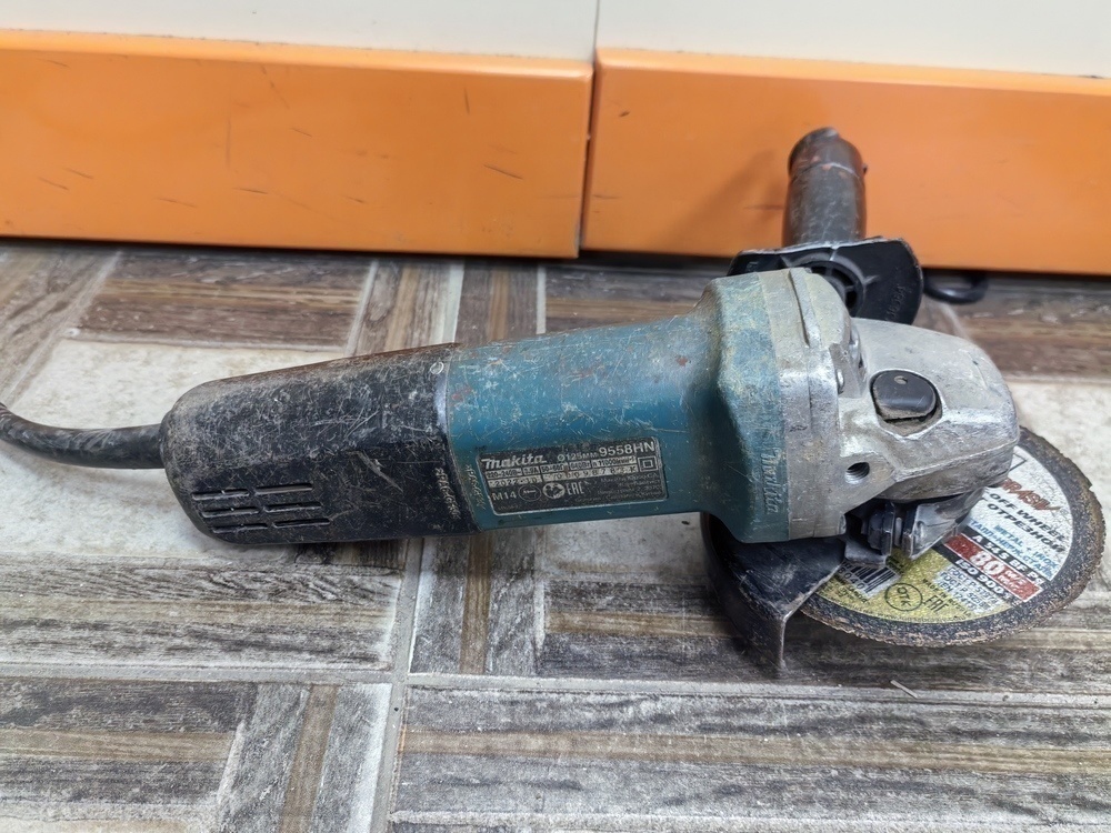 Угловая шлифмашина Makita 9558HN