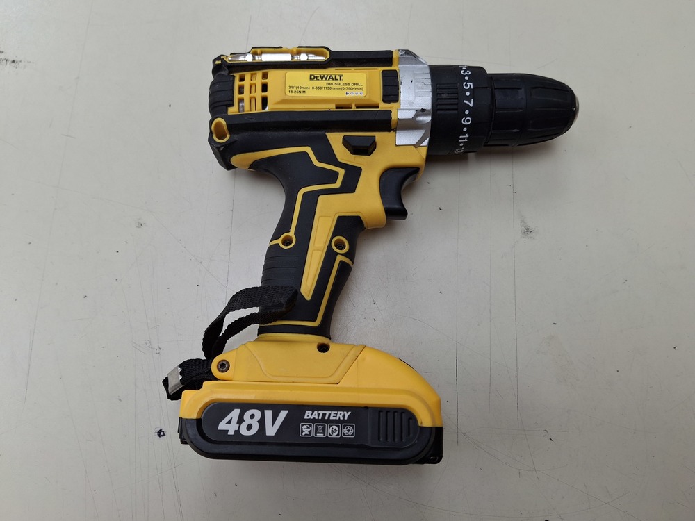 Шуруповерт Dewalt NoName