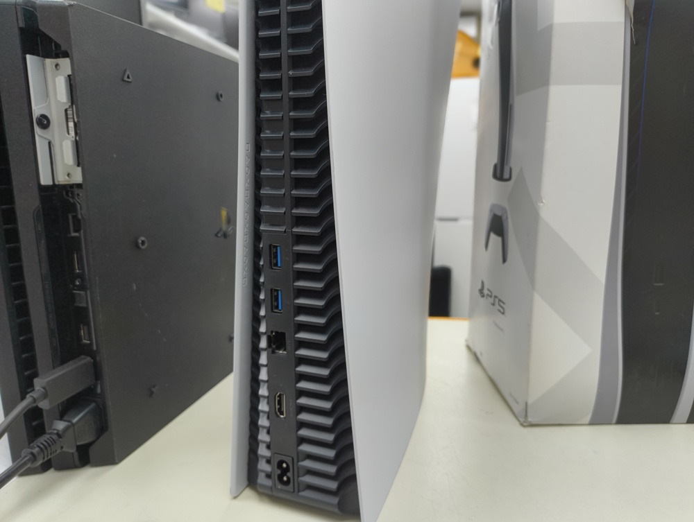 Игровая приставка PlayStation 5 825Gb (С дисководом)