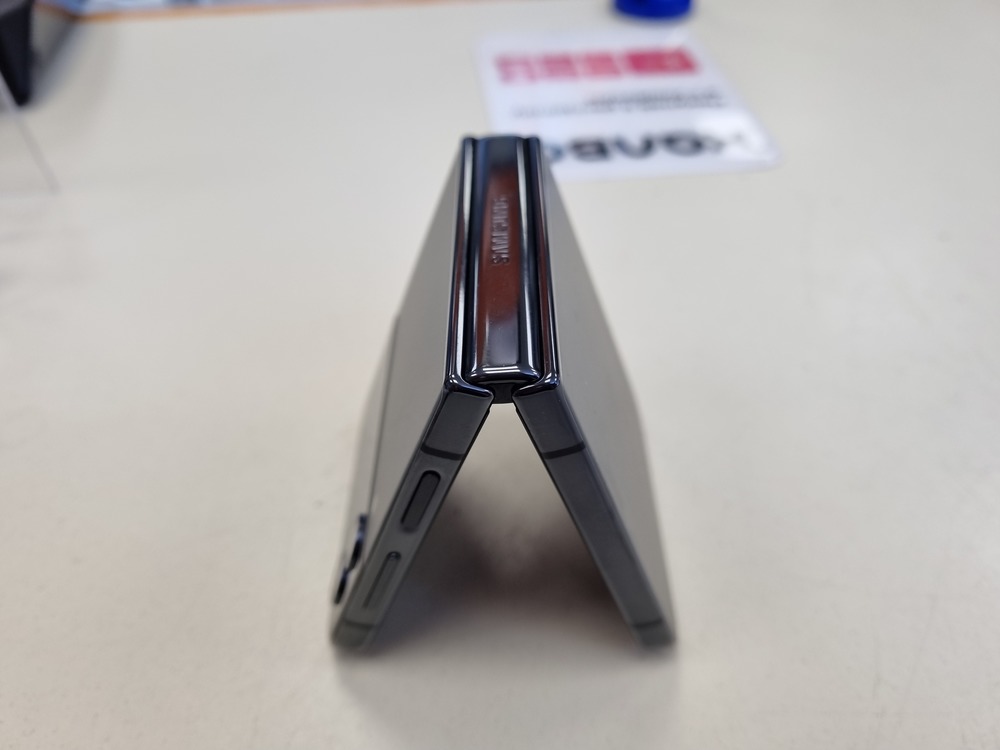 Смартфон Samsung Galaxy Z Flip 4 8/128