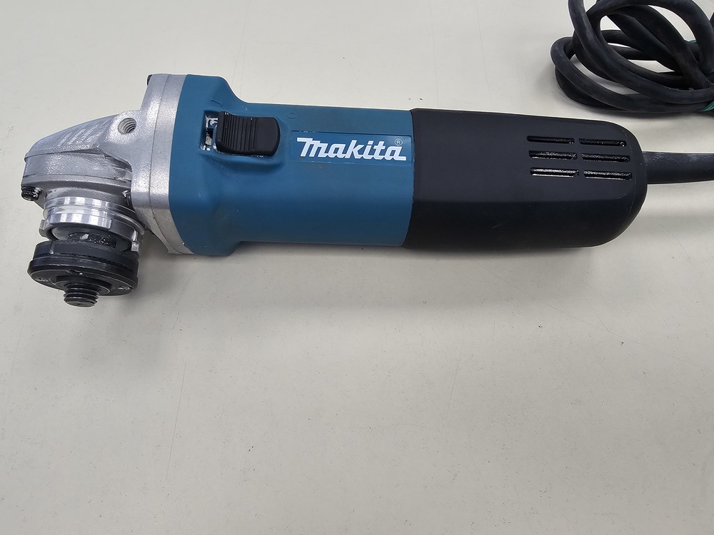 Угловая шлифмашина Makita 9558HN