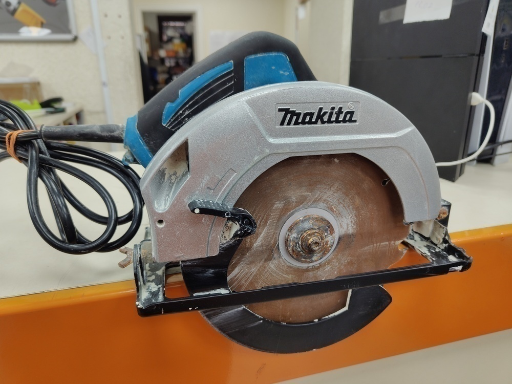 Дисковая пила Makita 5806;