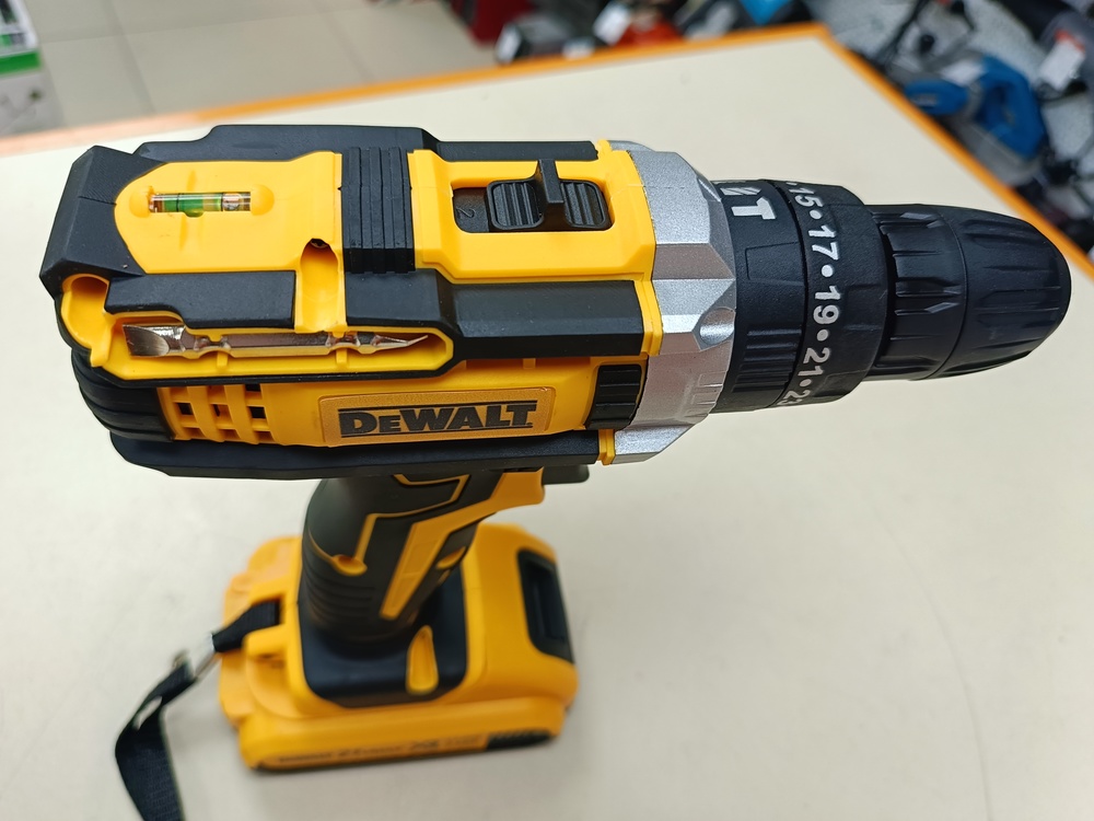 Шуруповерт Dewalt NoName