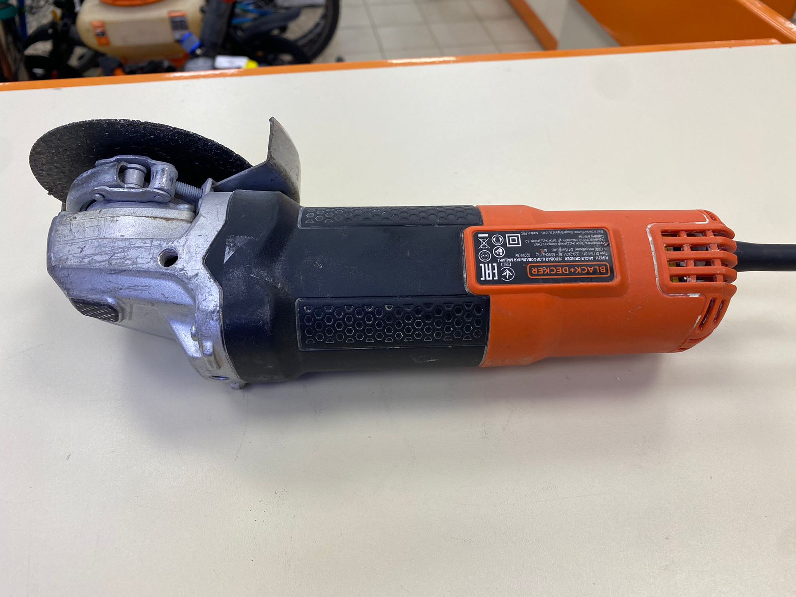 Угловая шлифмашина Black & Decker KG8215-RU - купить недорого в  Волгограде | Сеть магазинов-дисконтов «Золотой Стандарт»