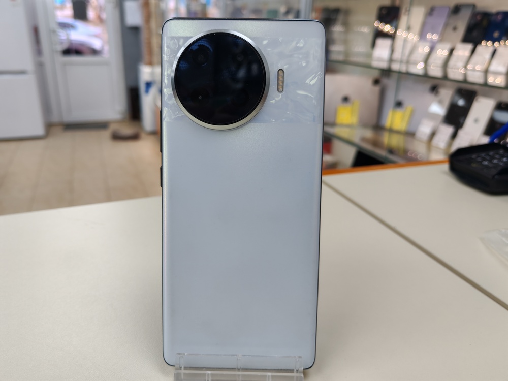 Смартфон Tecno Spark 20 Pro+ 8/256