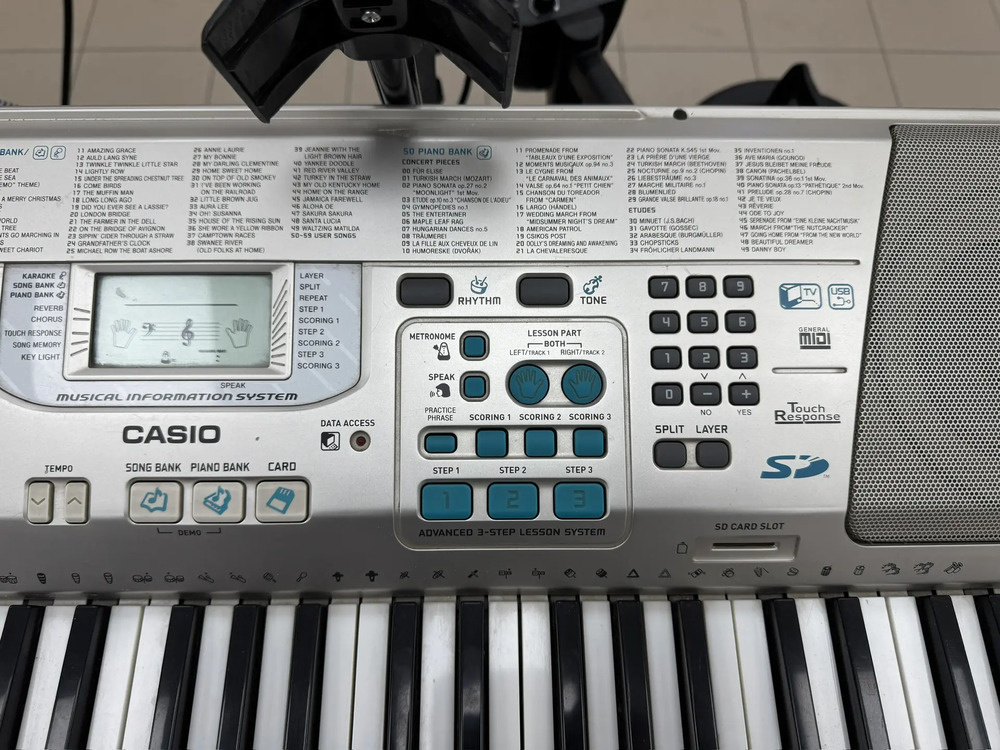 Синтезатор Casio lk-300tu