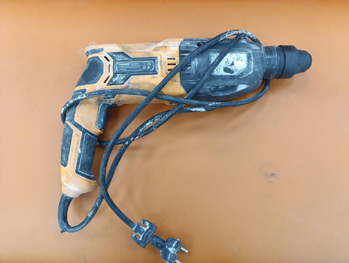 Перфоратор Deko DKH1000W