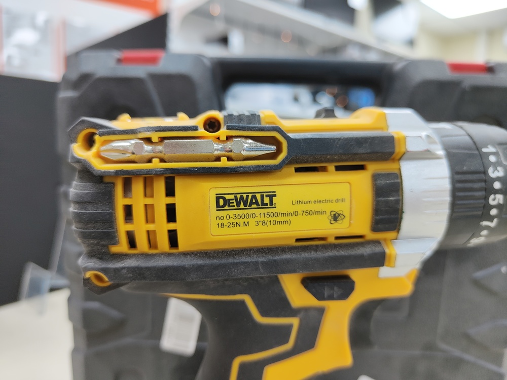 Шуруповерт Dewalt 18V XR;