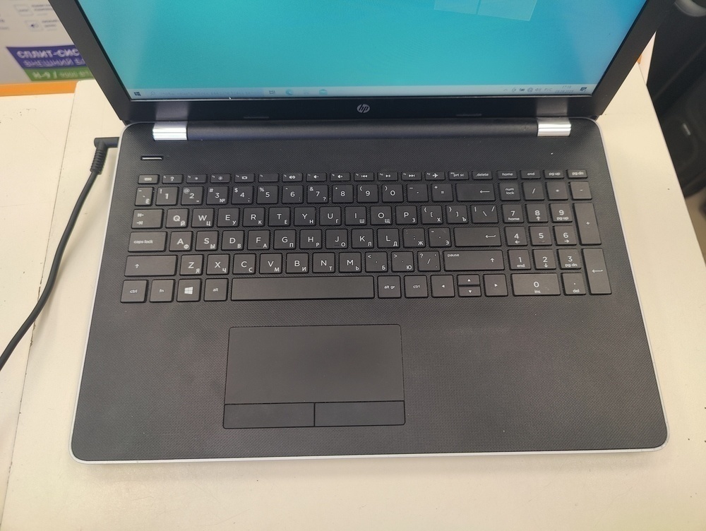 Ноутбук HP; Core i3-6006U, Radeon 520, 4 Гб, 1 Tb