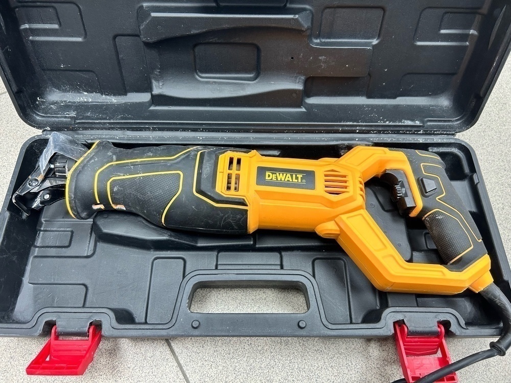 Сабельная пила DeWalt DW311