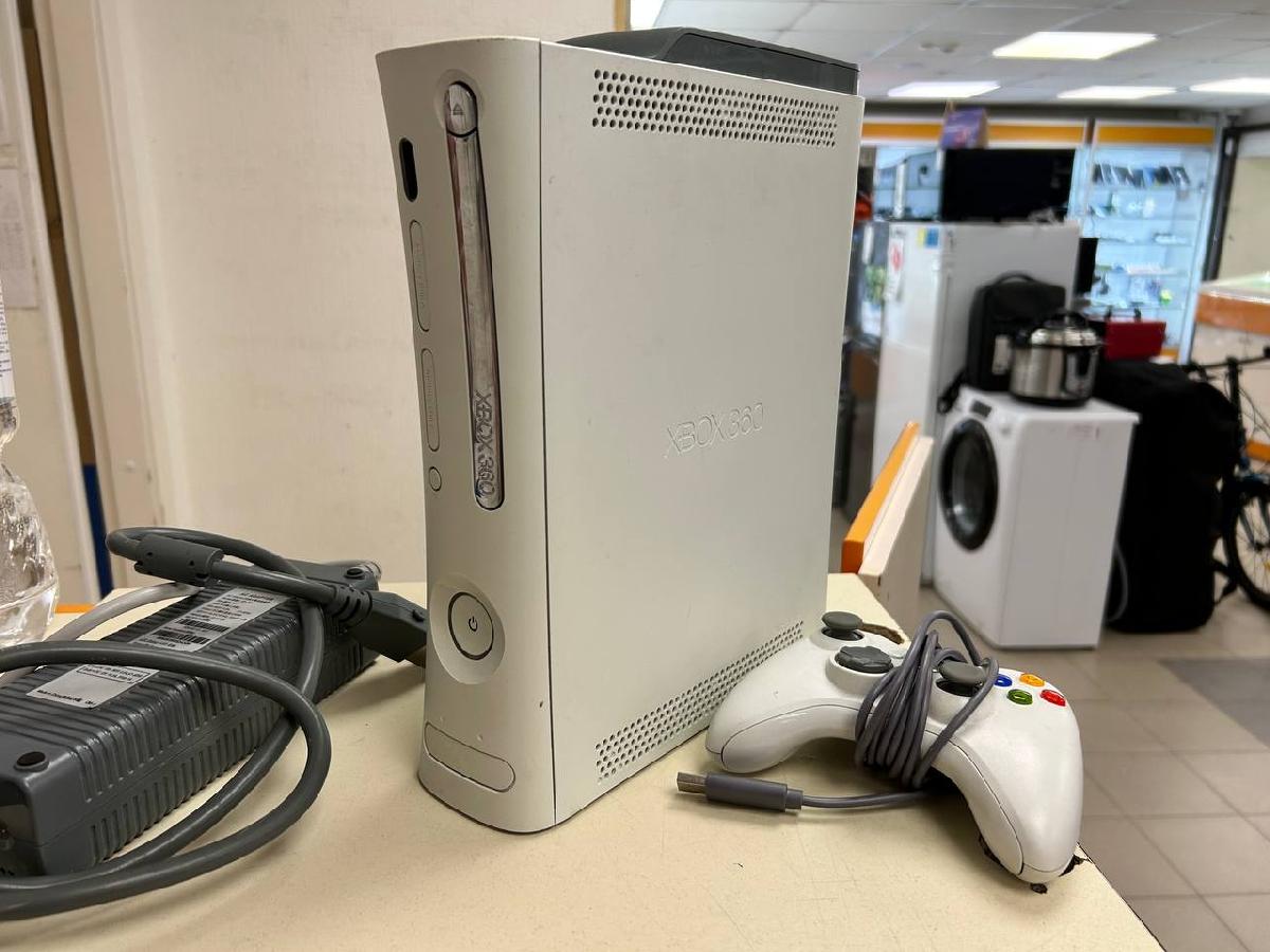 Игровая приставка Xbox 360;