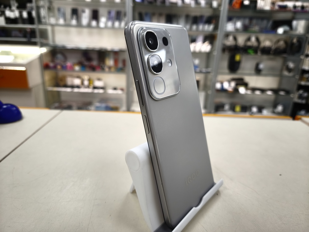 Смартфон Vivo iQOO Z10 8/256
