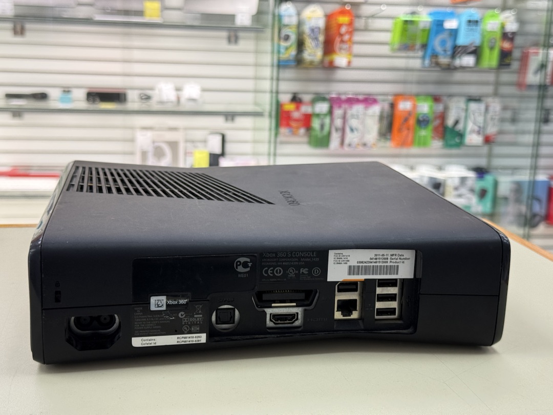 Игровая приставка Xbox 360;