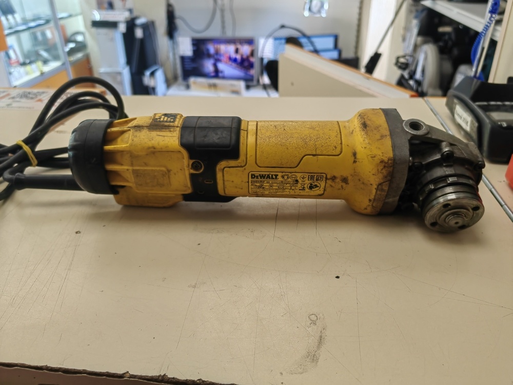 Угловая шлифмашина Dewalt DWE 4257