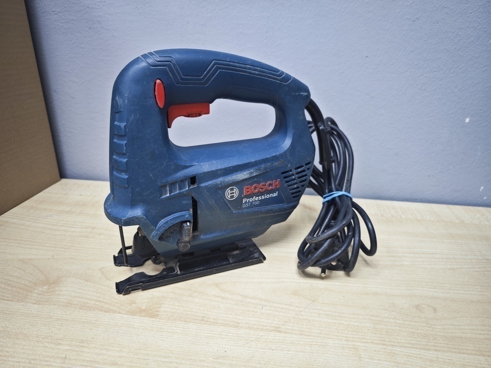 Лобзик Bosch GST 700;