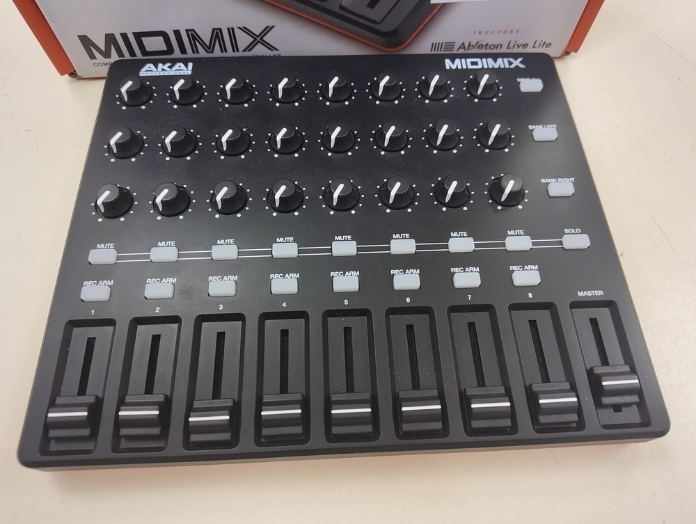 DJ контроллер AKAI professional midi mix