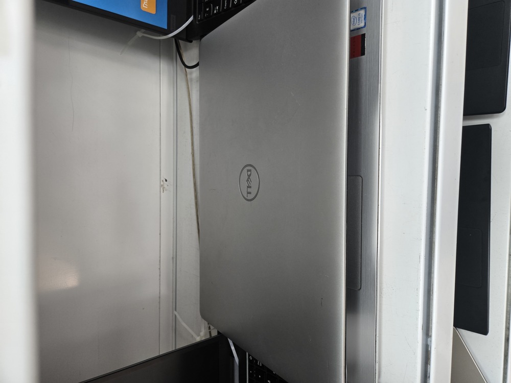 Ноутбук DELL; Core i5-8250U, Intel HD Graphics 620, 4 Гб, 1 Tb, Нет