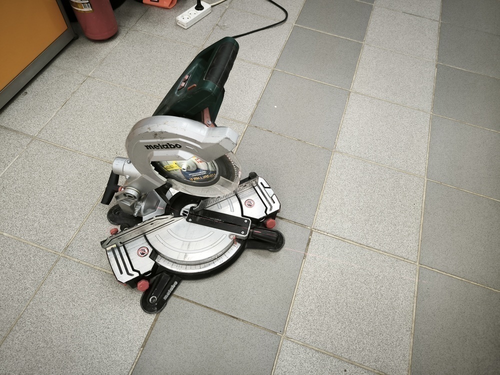 Торцовочная пила METABO KS216M