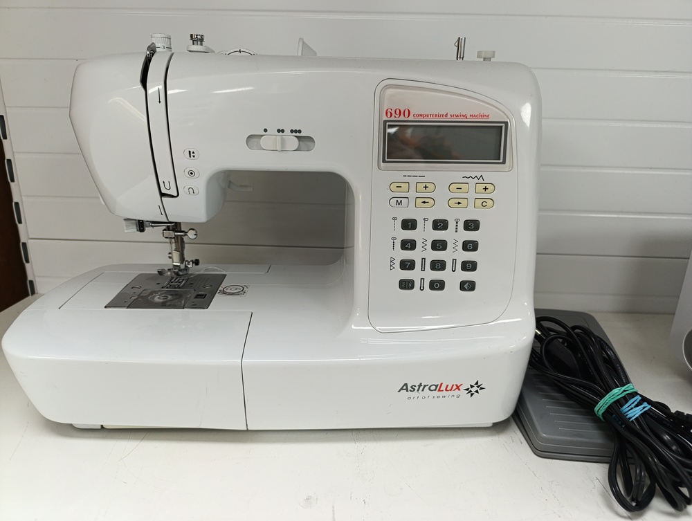 Швейная машина Astralux 690