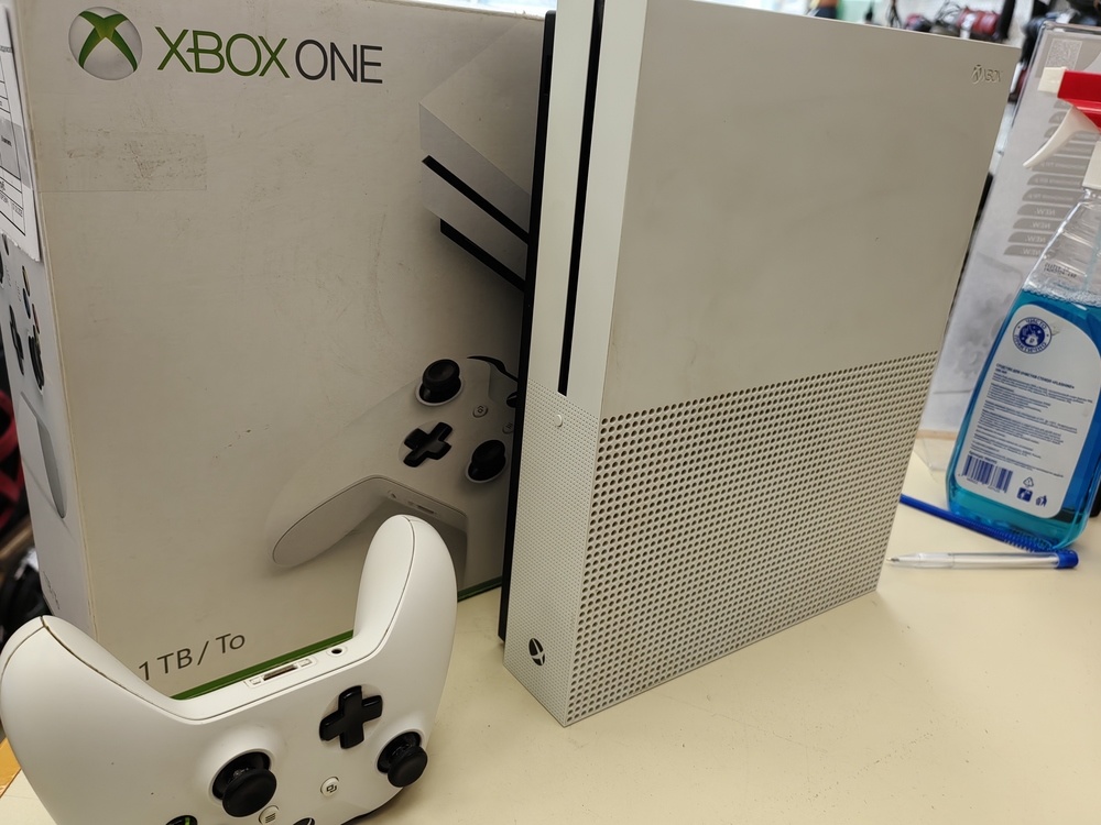 Игровая приставка Xbox One X 1Tb