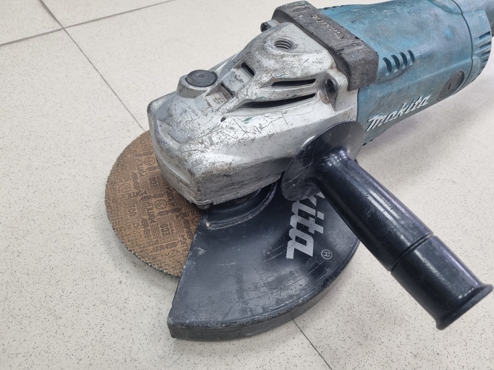 Угловая шлифмашина Makita GA9020