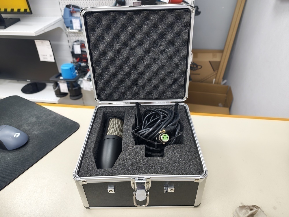 Микрофон AKG P220