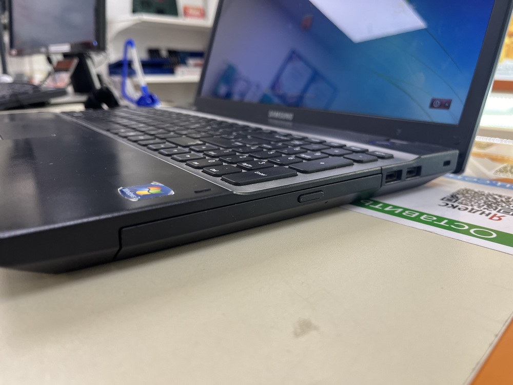 Ноутбук Samsung; A6-3410MX, Radeon HD 6520G, 4 Гб, 500 Гб