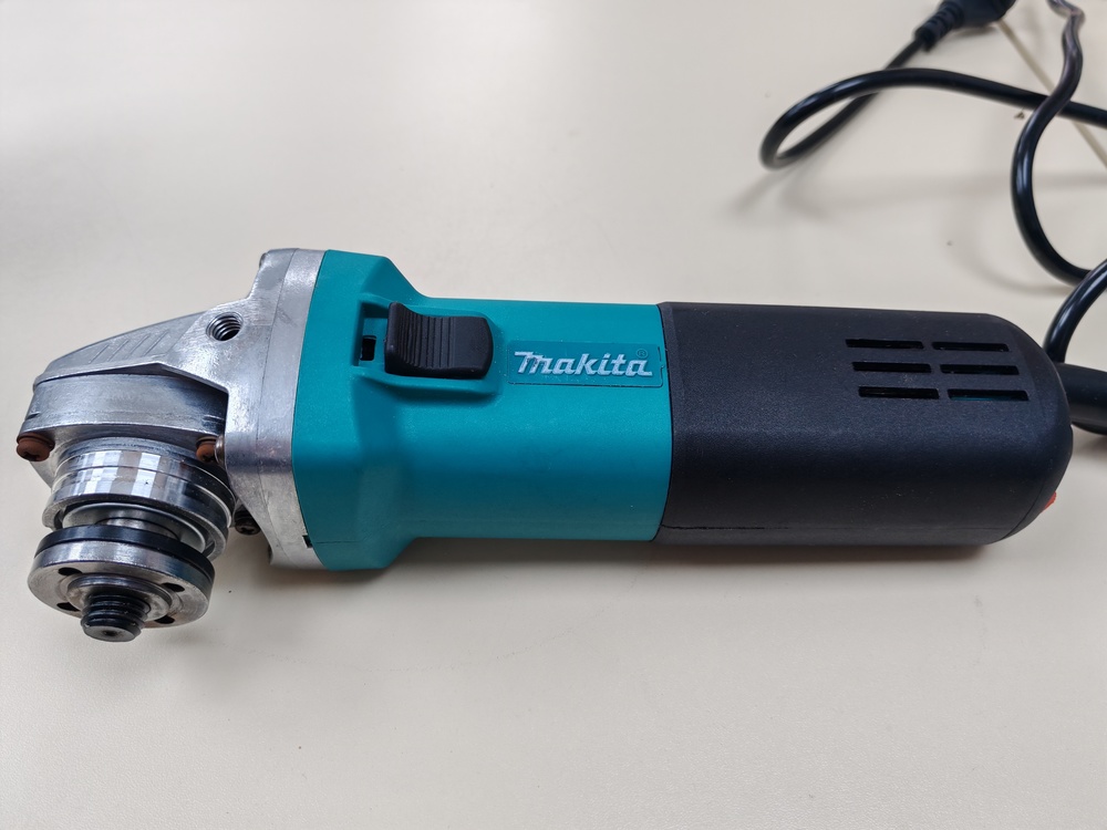 Угловая шлифмашина Makita 9558HN