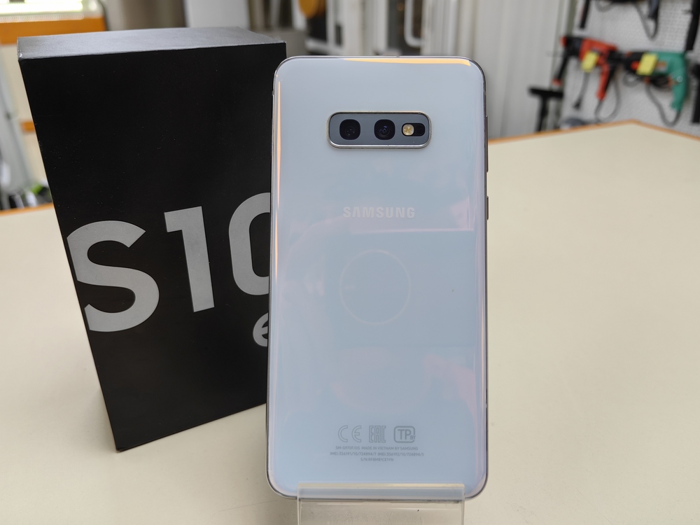 Смартфон Samsung Galaxy S10e 6/128