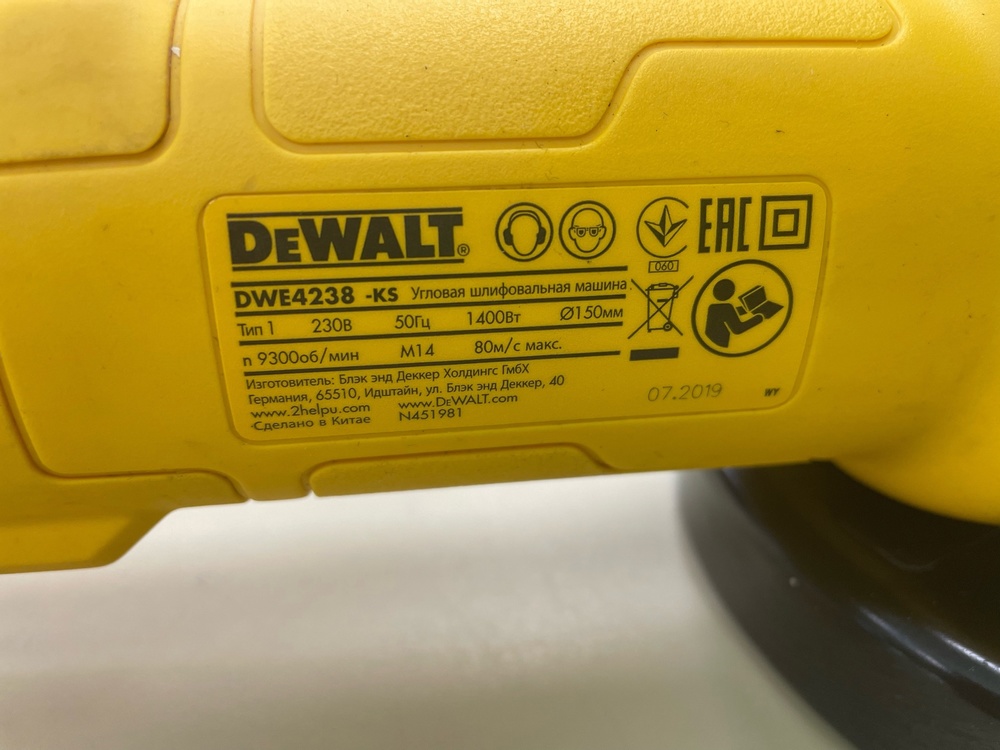 Угловая шлифмашина Dewalt DWE4238;