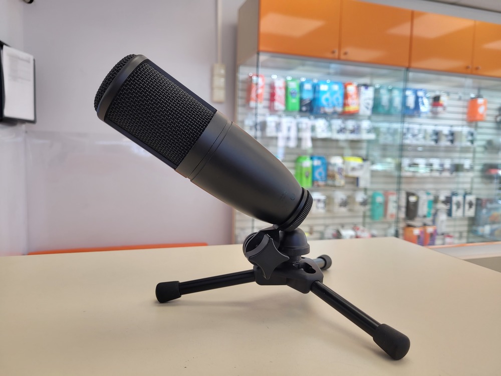 Микрофон AKG P120;