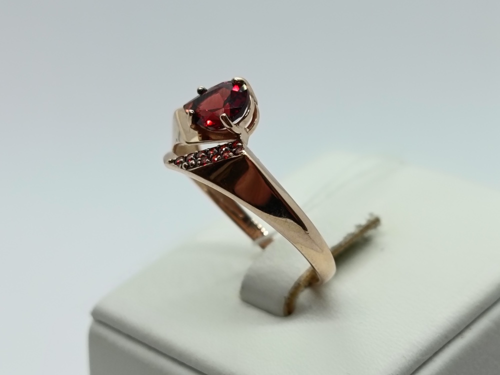 КОЛЬЦО С КАМНЯМИ (Au 585)