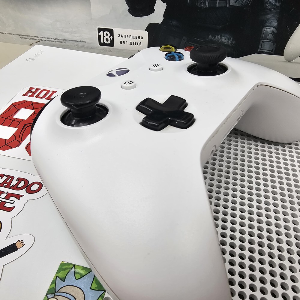 Игровая приставка Xbox One S 1TB Игровая приставка Xbox One S 1TB