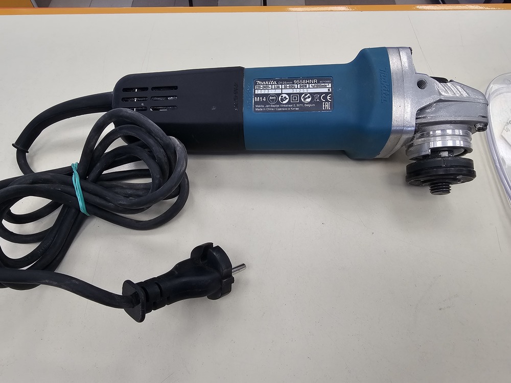 Угловая шлифмашина Makita 9558HN