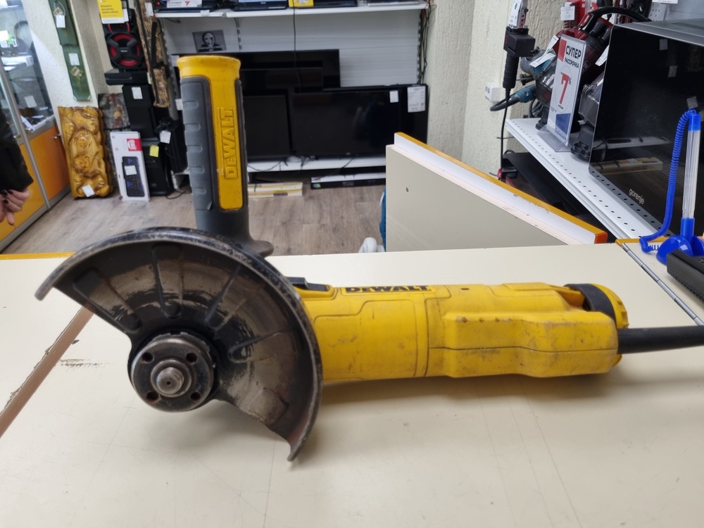 Угловая шлифмашина Dewalt DWE4238;