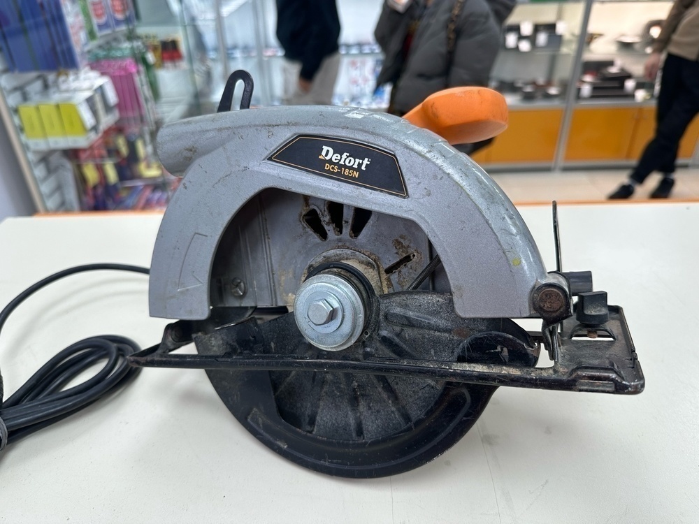 Дисковая пила Defort DCS-185N