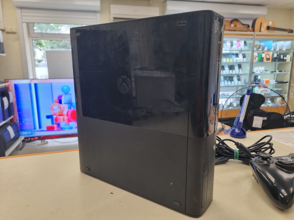 Игровая приставка Xbox 360;