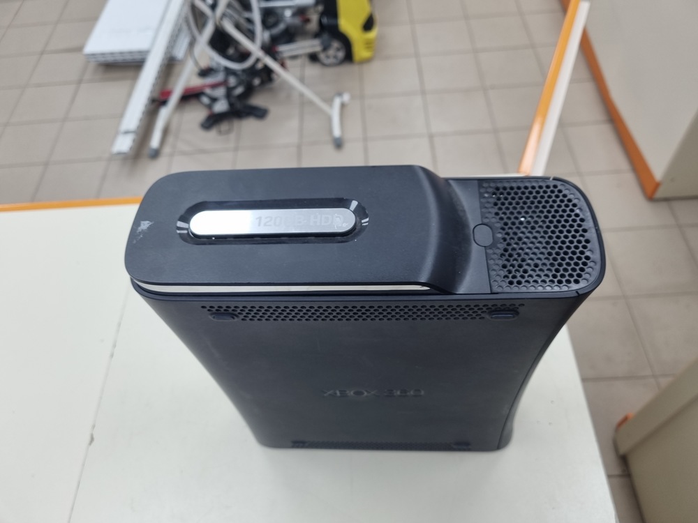 Игровая приставка Xbox 360;