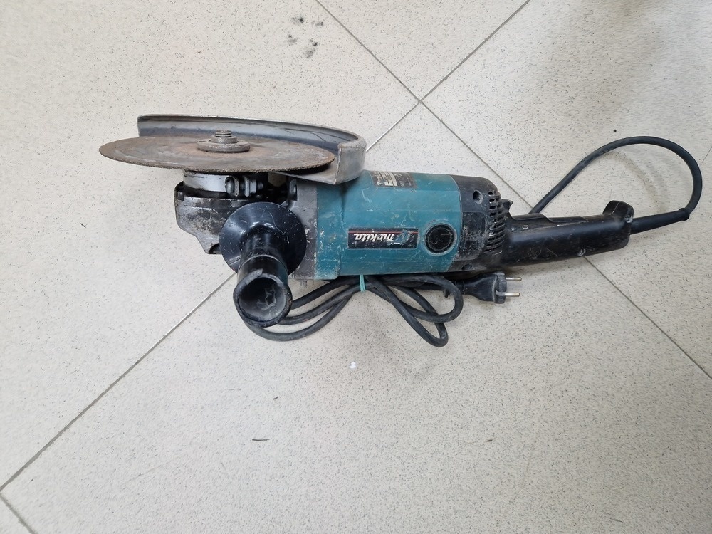 Угловая шлифмашина Makita 9069S