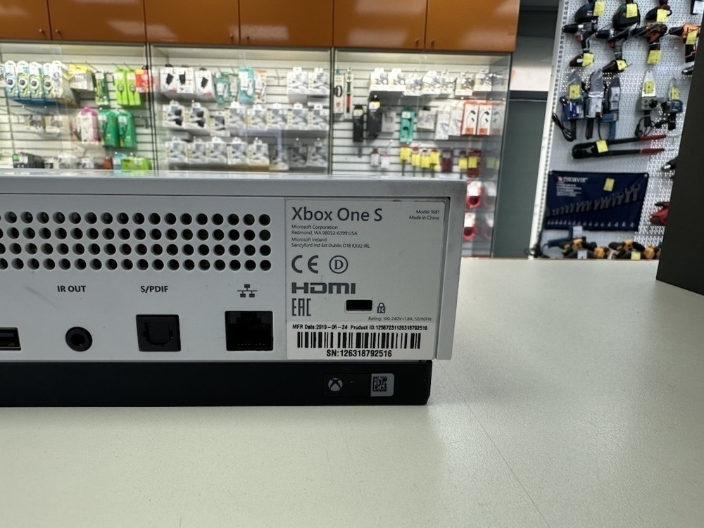 Игровая приставка Xbox One S 1TB Игровая приставка Xbox One S 1TB