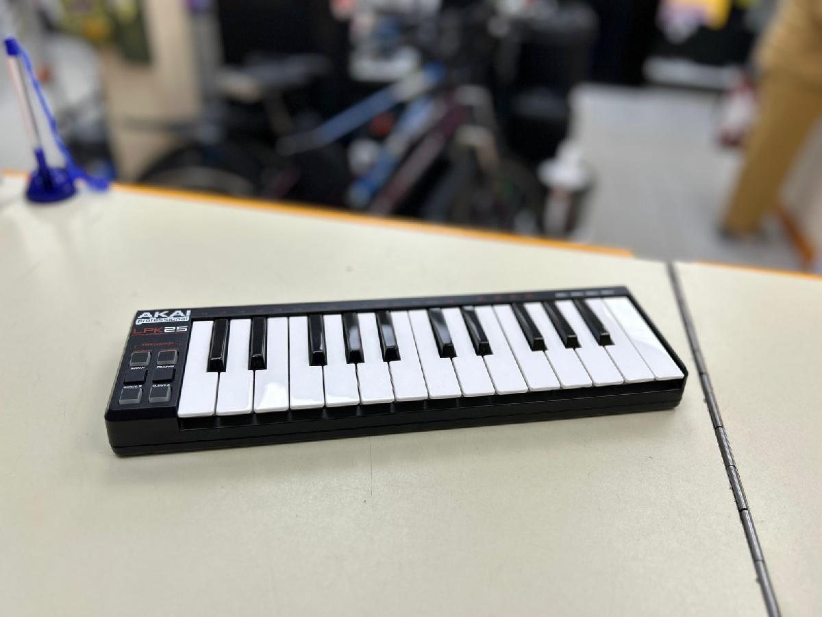 MIDI клавиатура Akai LPK25