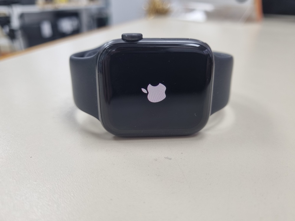 Смарт-часы Apple Watch SE 2020 44mm